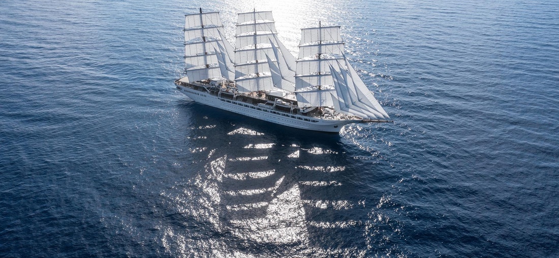 Ein Segelschiff im Wasser.
