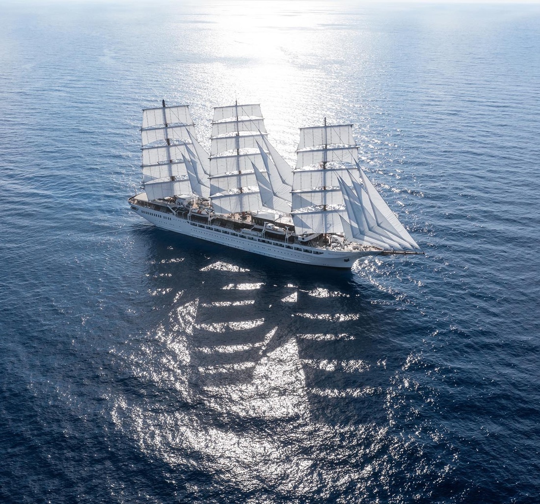 Ein Segelschiff im Wasser.