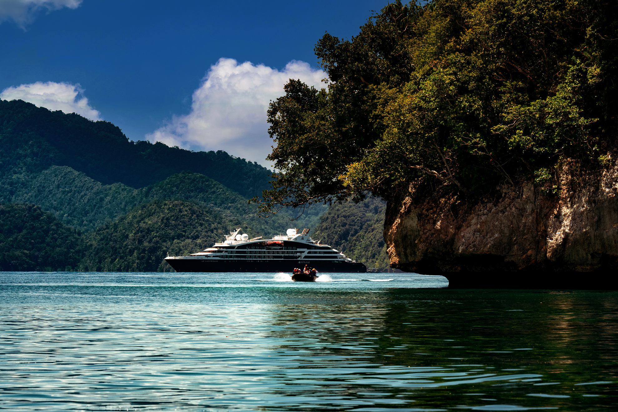 Ein Schiff auf dem Wasser.