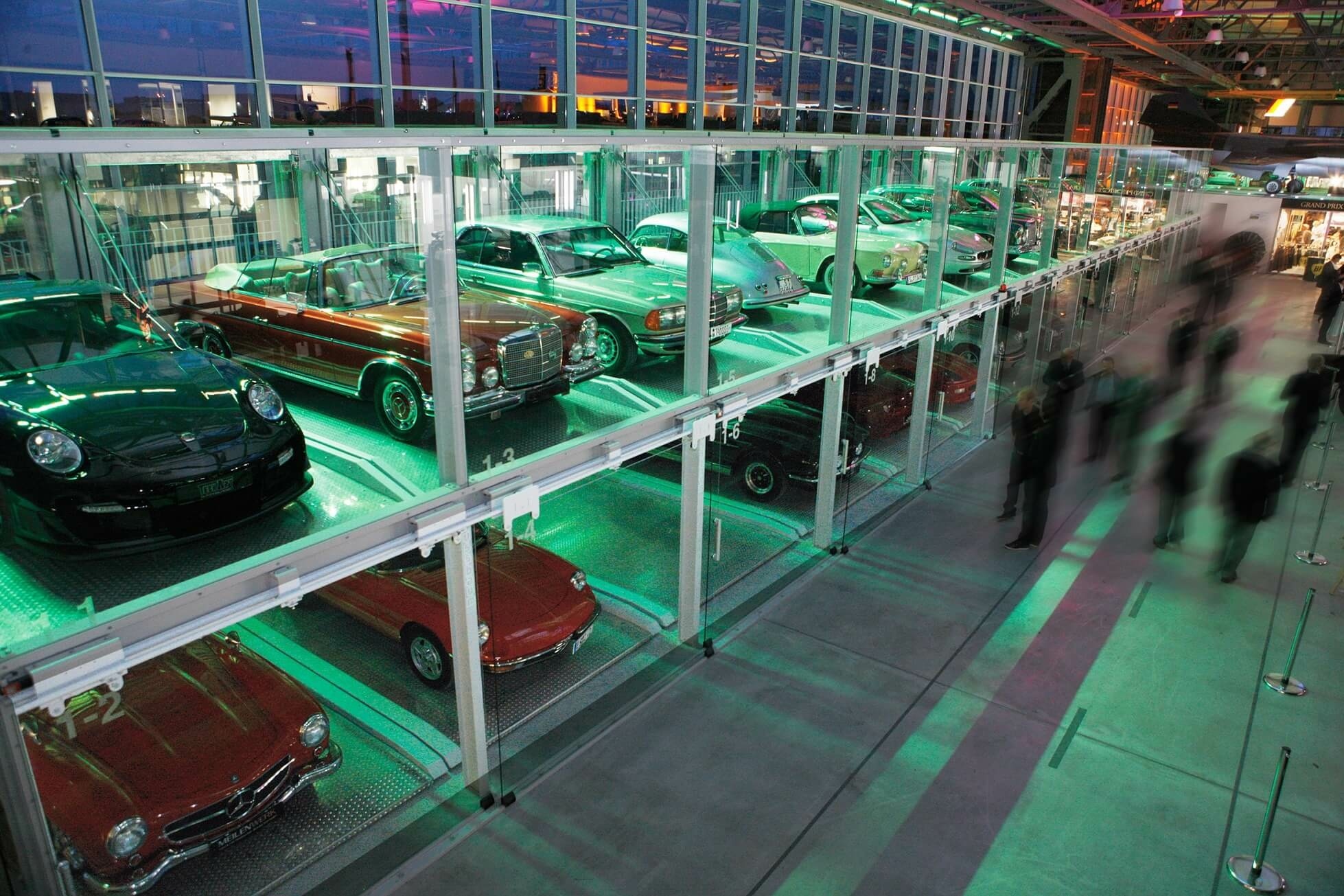 Ausgestellte Autos in der Motorworld Stuttgart.