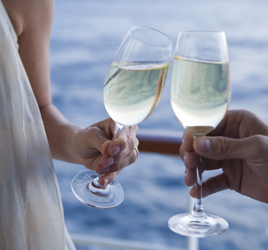 Ein Mann und eine Frau stoßen mit Sekt an.