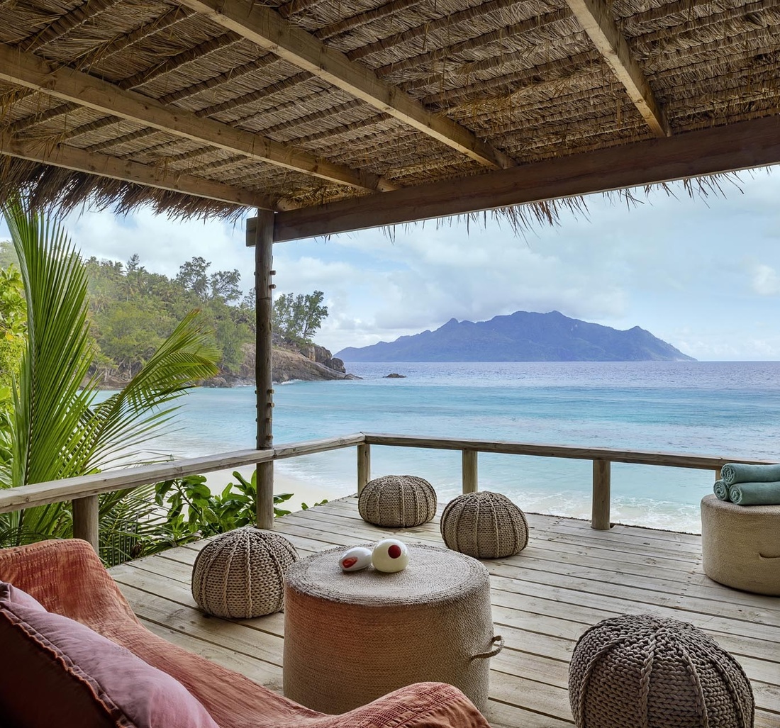Eine Holzterrasse am Meer.