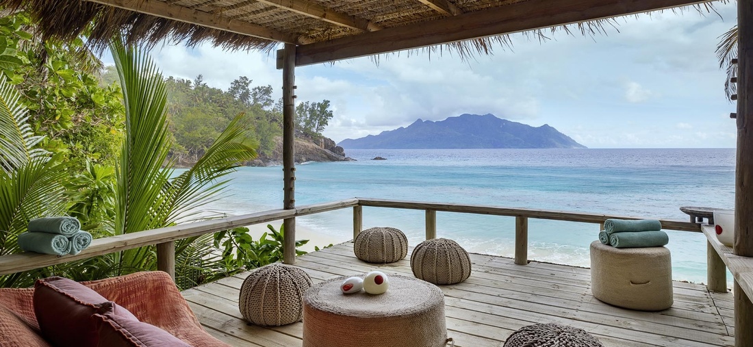 Eine Holzterrasse am Meer.