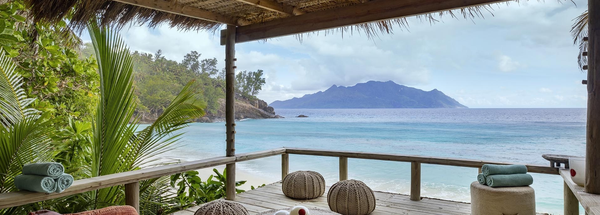 Eine Holzterrasse am Meer.