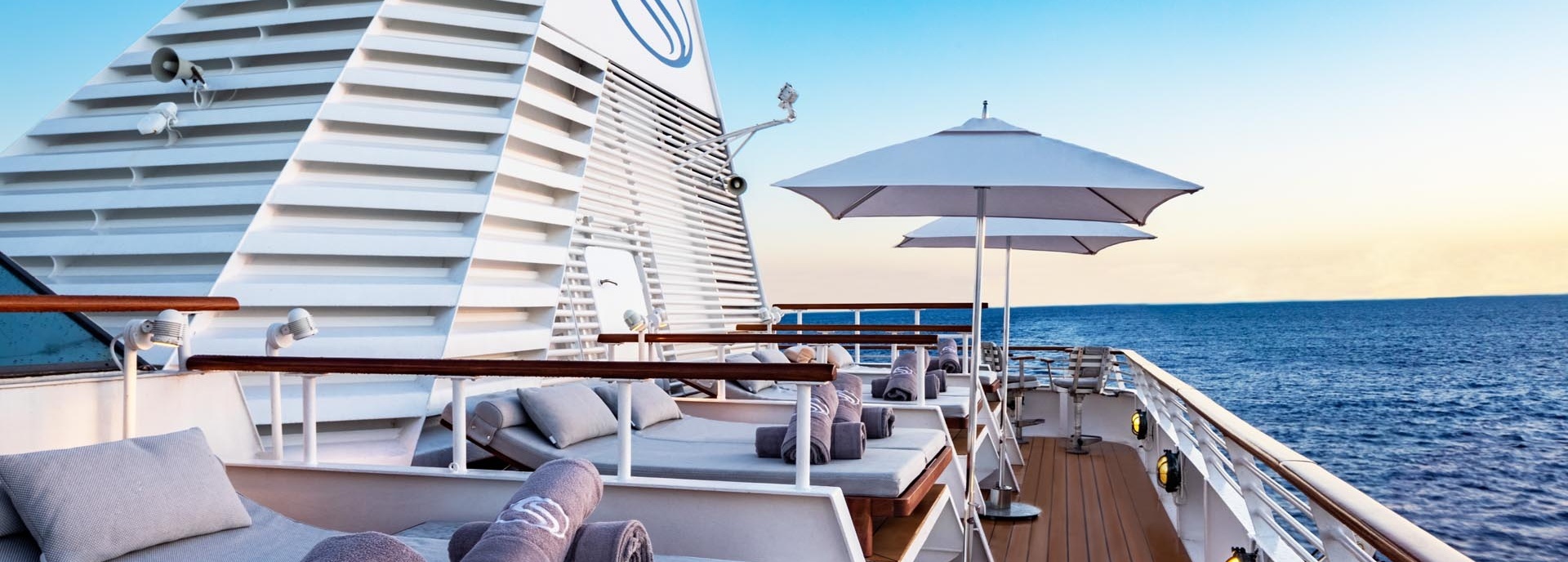 Sonnenliegen am Deck eines Schiffes.