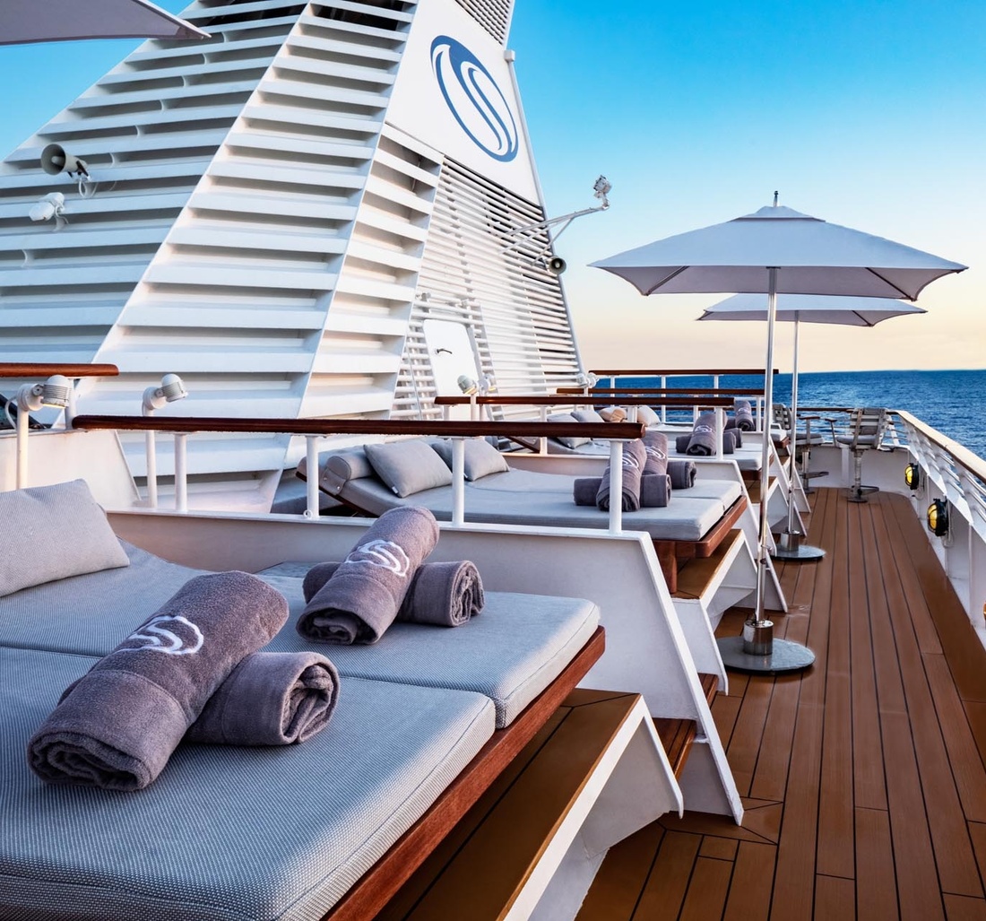 Sonnenliegen am Deck eines Schiffes.