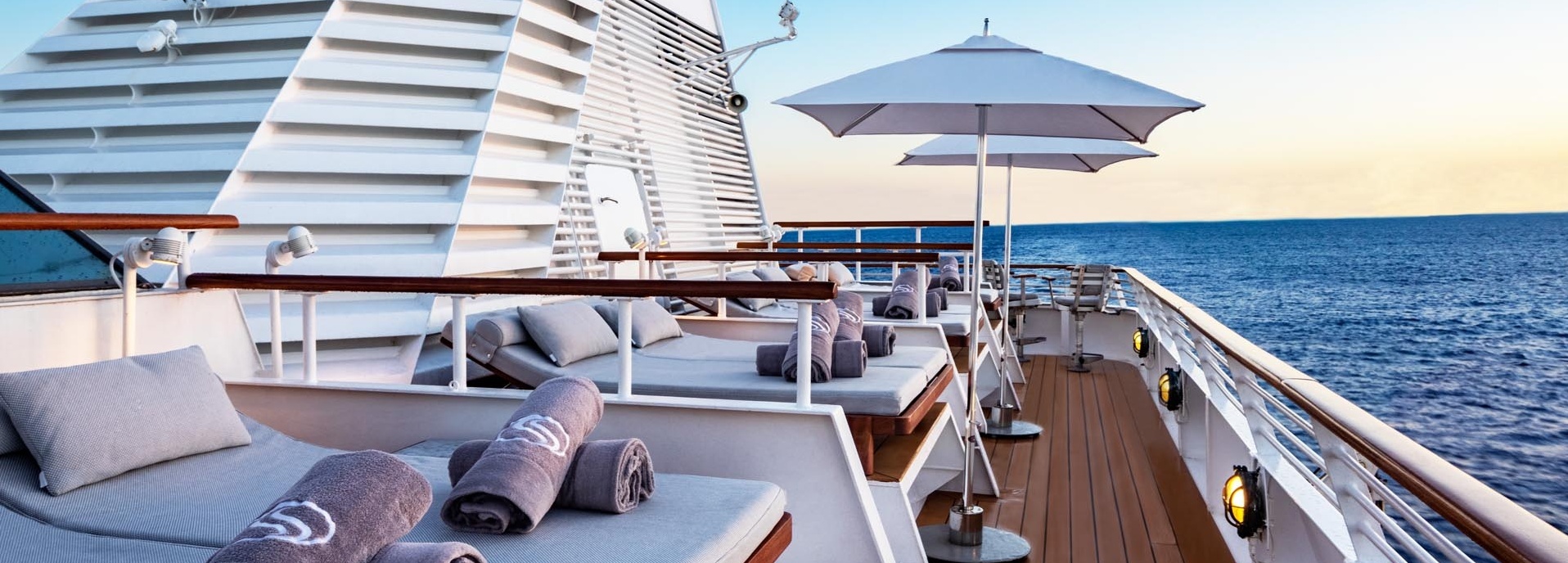 Sonnenliegen am Deck eines Schiffes.
