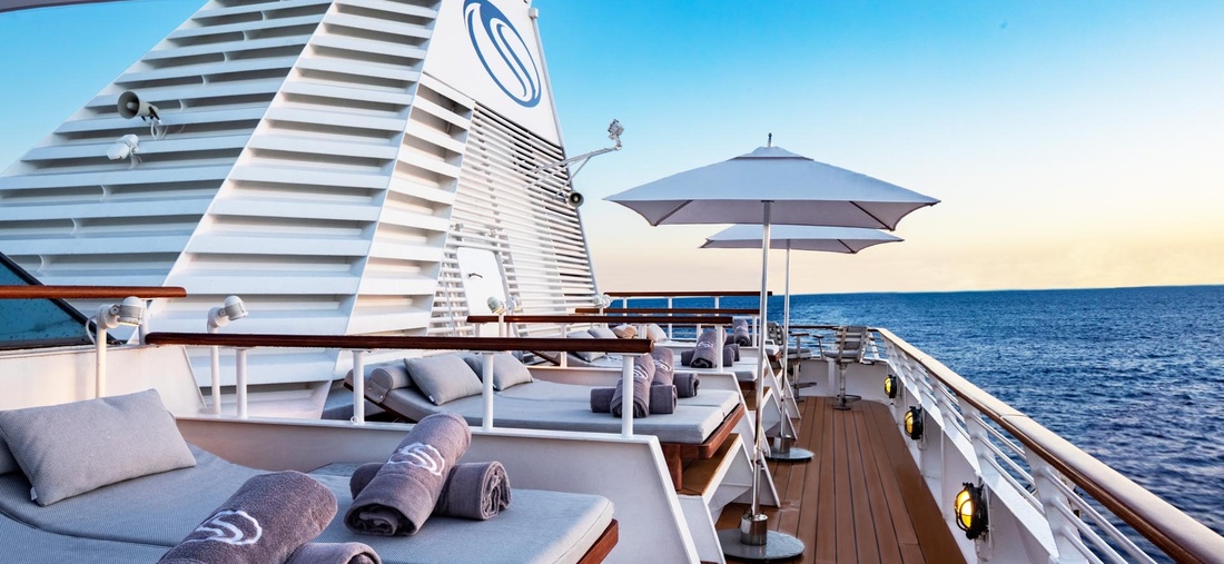 Sonnenliegen am Deck eines Schiffes.