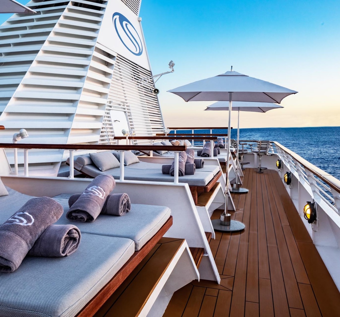 Sonnenliegen am Deck eines Schiffes.