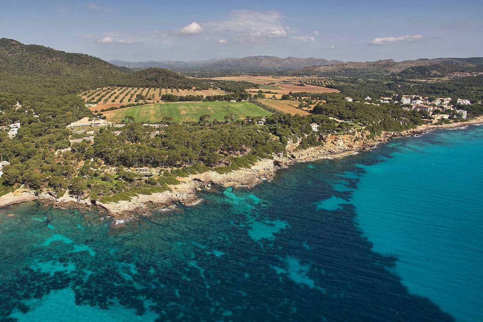 Türkisblaues Meer vor einer Insel.