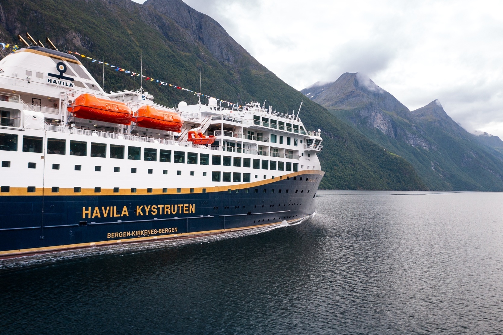 Havila Kystruten im norwegischen Fjord