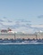 Blick auf ein großes Kreuzfahrtschiff.