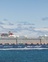 Blick auf ein großes Kreuzfahrtschiff.