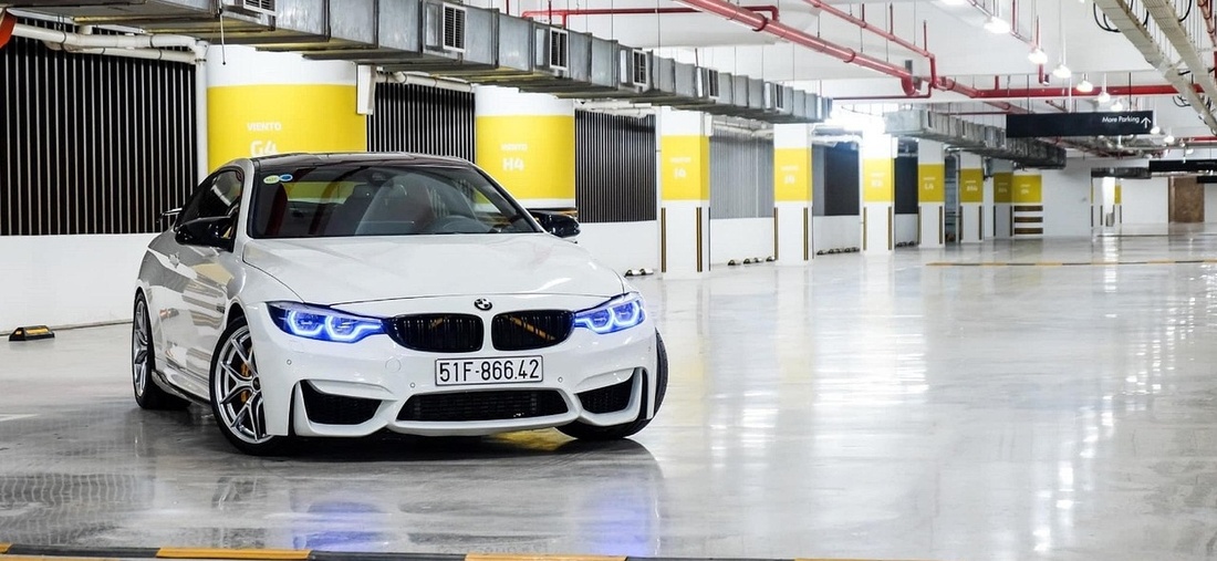 Auto im Parkhaus am Flughafen