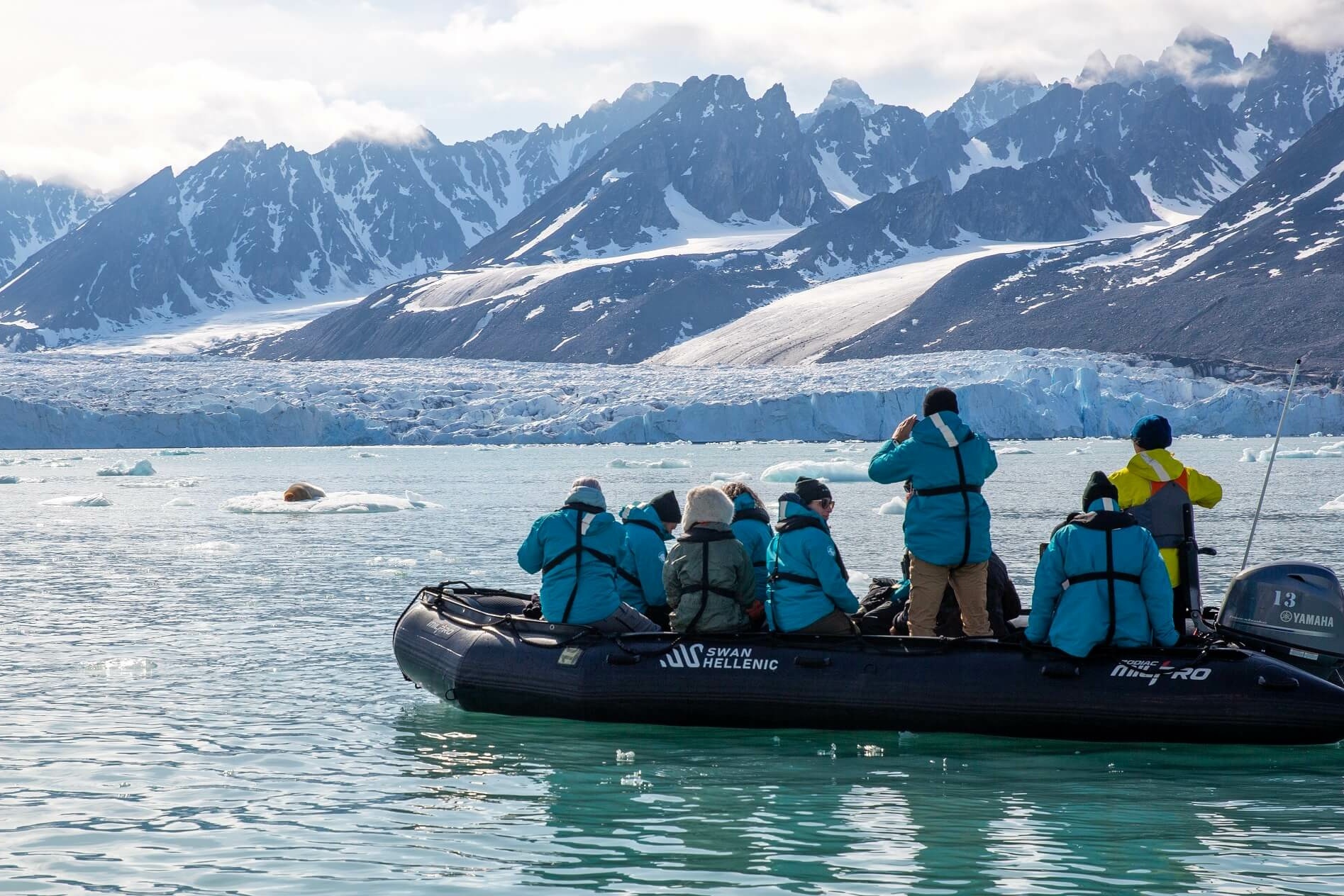 Personen in Winter-Outfits auf einem Schlauchboot. 