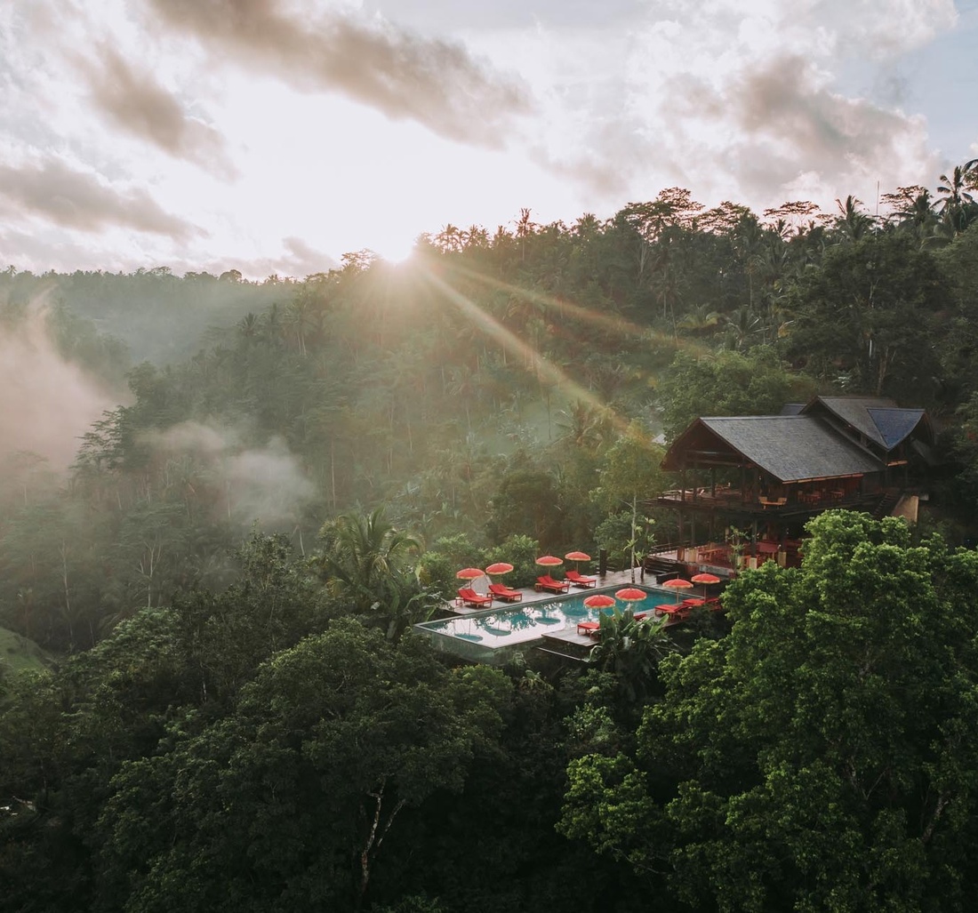Eine Unterkunft mit Pool umgeben von Bäumen.