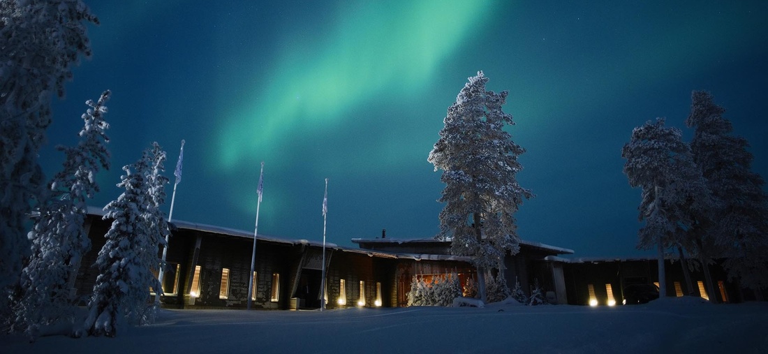 Nordlichter über einer Unterkunft.