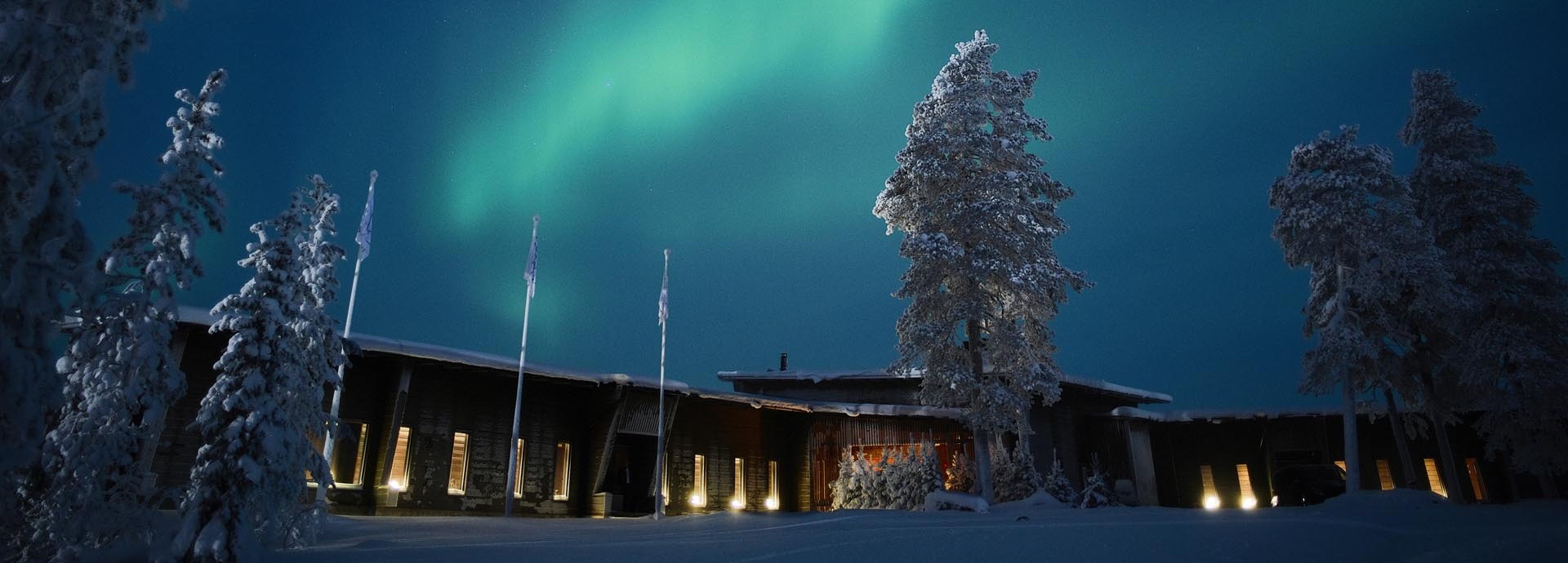 Nordlichter über einer Unterkunft.