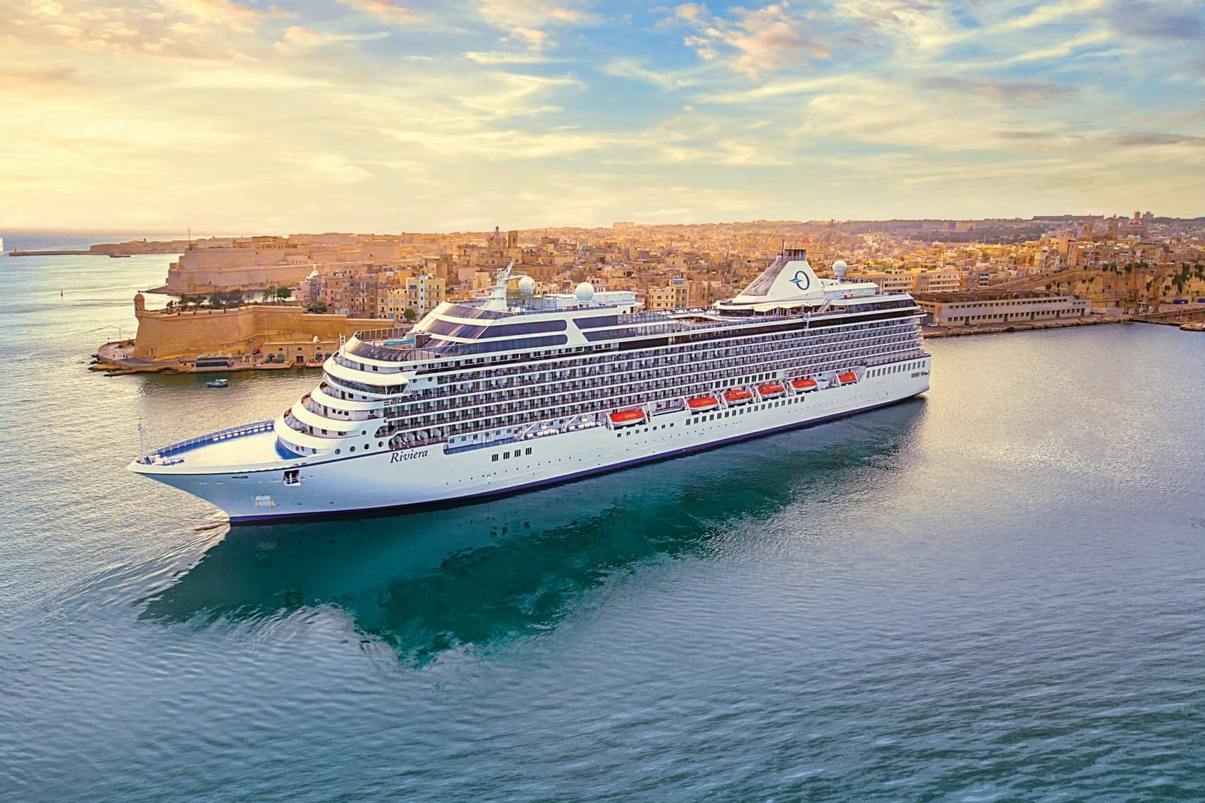 Ein Kreuzfahrtschiff verlässt einen Hafen.