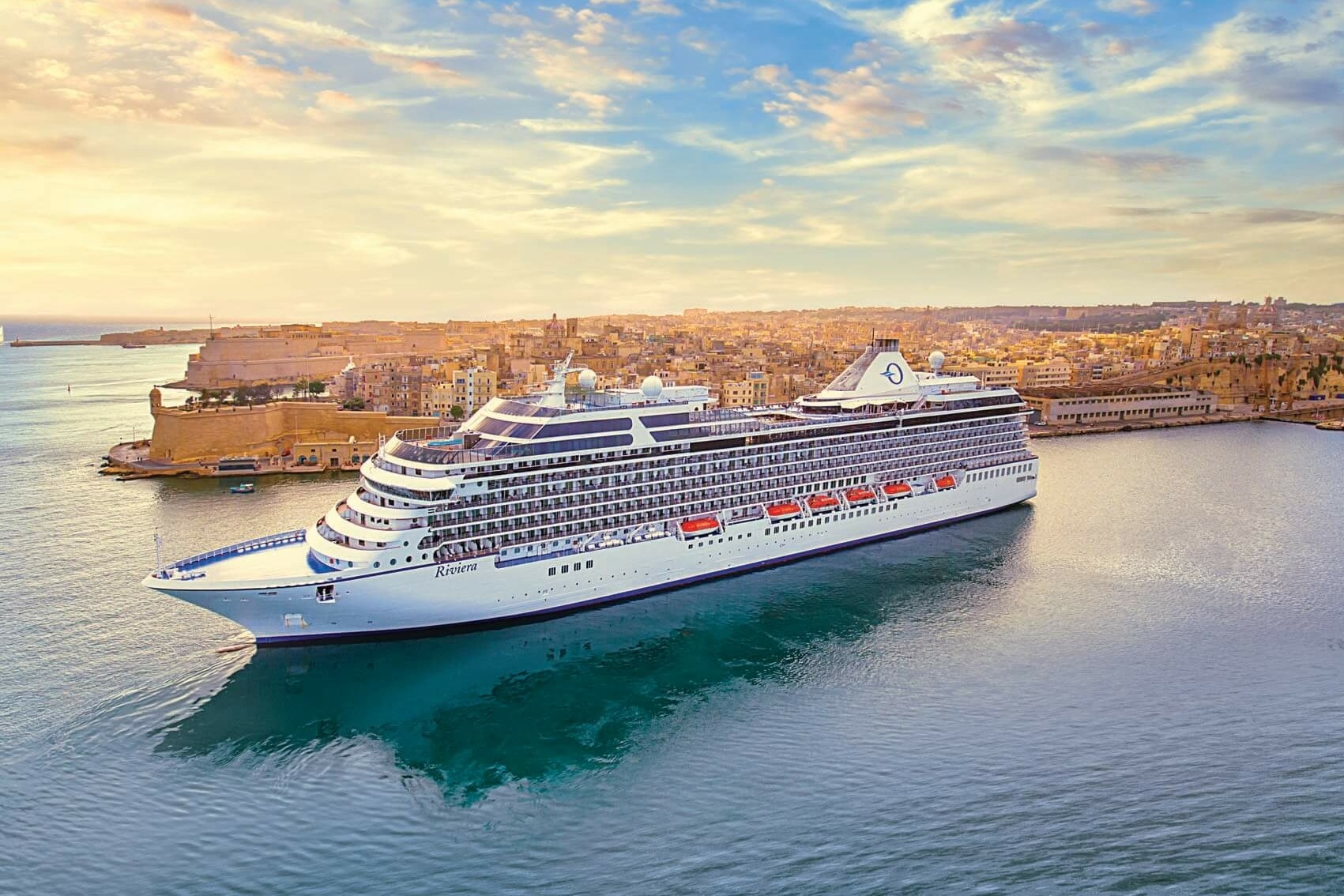 Ein Kreuzfahrtschiff verlässt einen Hafen.