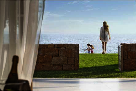 Eine Frau und zwei Kinder am Meer.