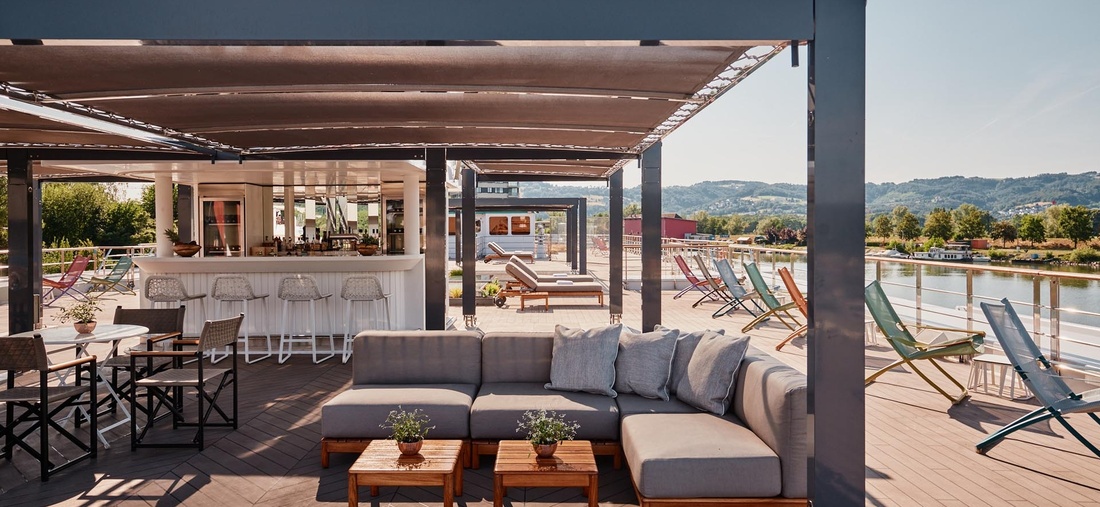 Eine Bar auf dem Deck eines Schiffes.