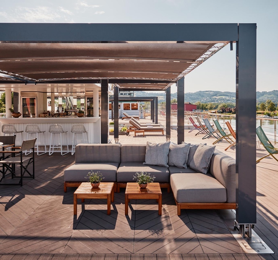 Eine Bar auf dem Deck eines Schiffes.