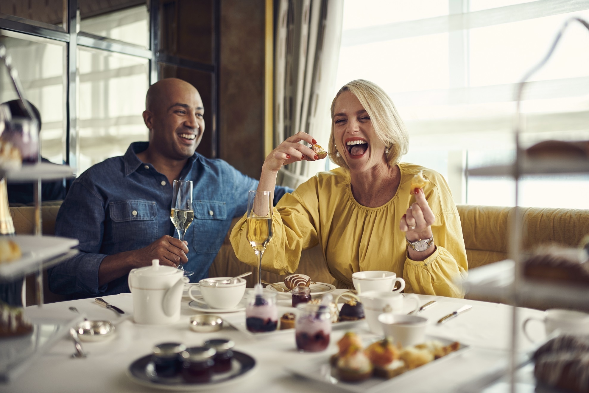 Paar beim Champagner Afternoon Tea an Bord eines Cunard Schiffs