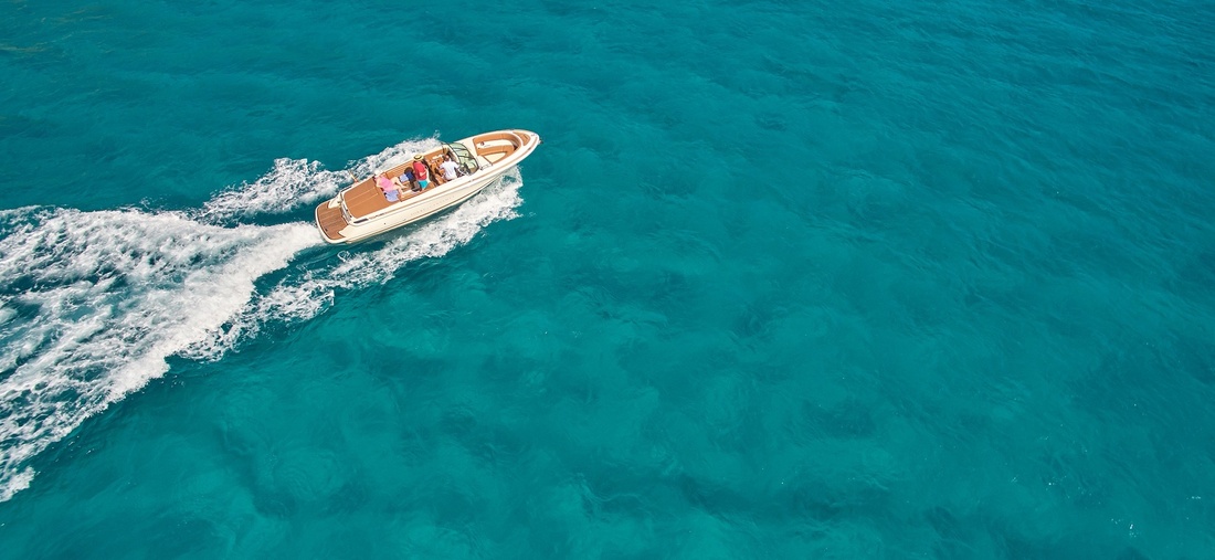 Ein Boot fährt über das Meer.
