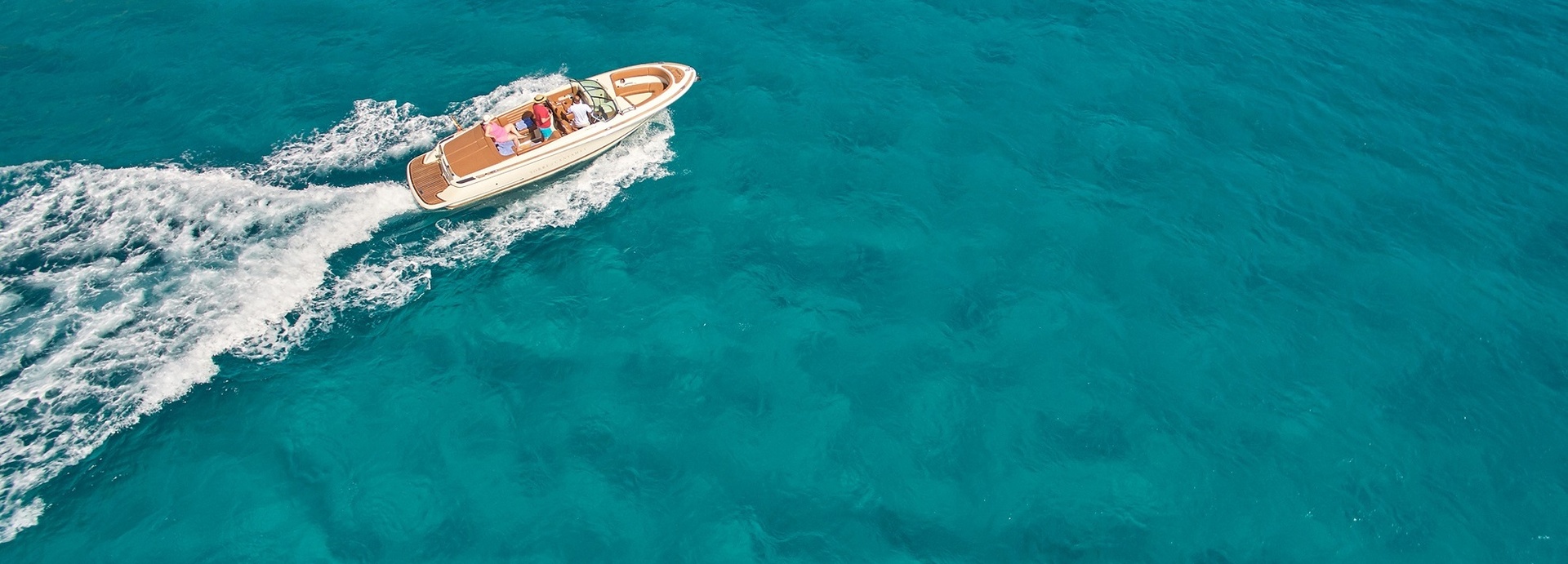 Ein Boot fährt über das Meer.