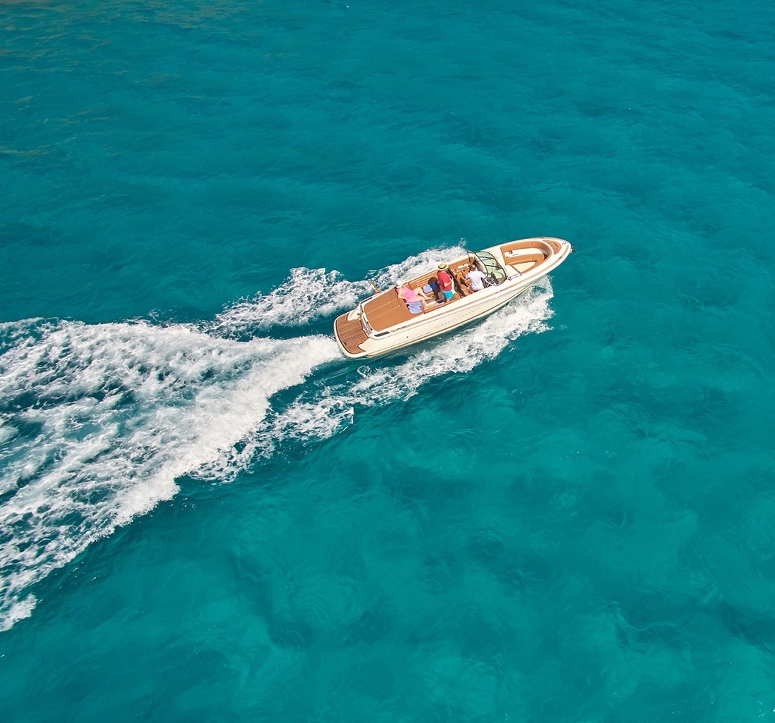 Ein Boot fährt über das Meer.