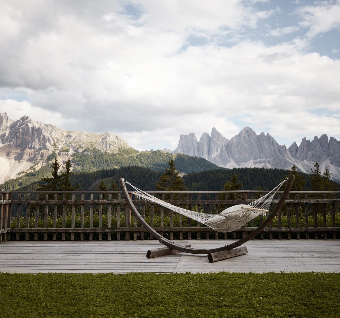 Eine Hängematte auf einer Terrasse.