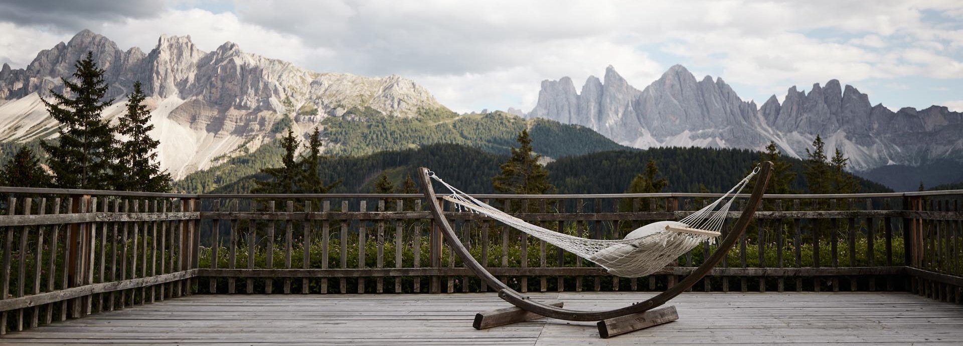 Eine Hängematte auf einer Terrasse.