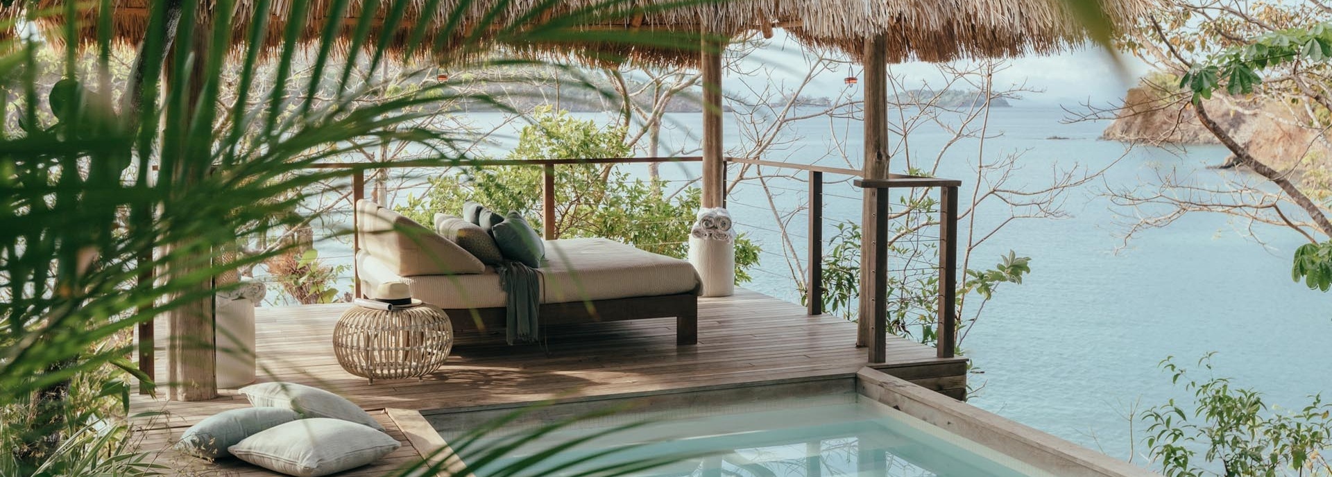 Eine Terrasse mit Pool.