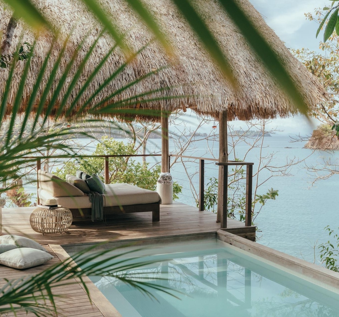 Eine Terrasse mit Pool.