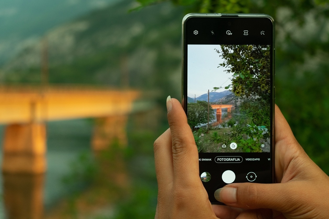 Frau macht Foto von einer Brücke