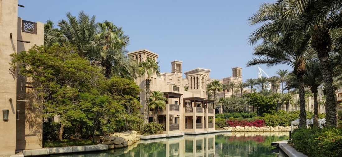 Ein Teich vor einer Hotelanlage.