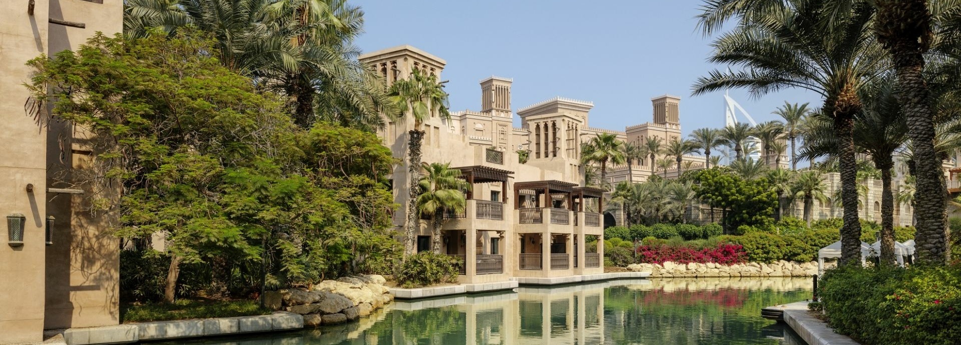 Ein Teich vor einer Hotelanlage.