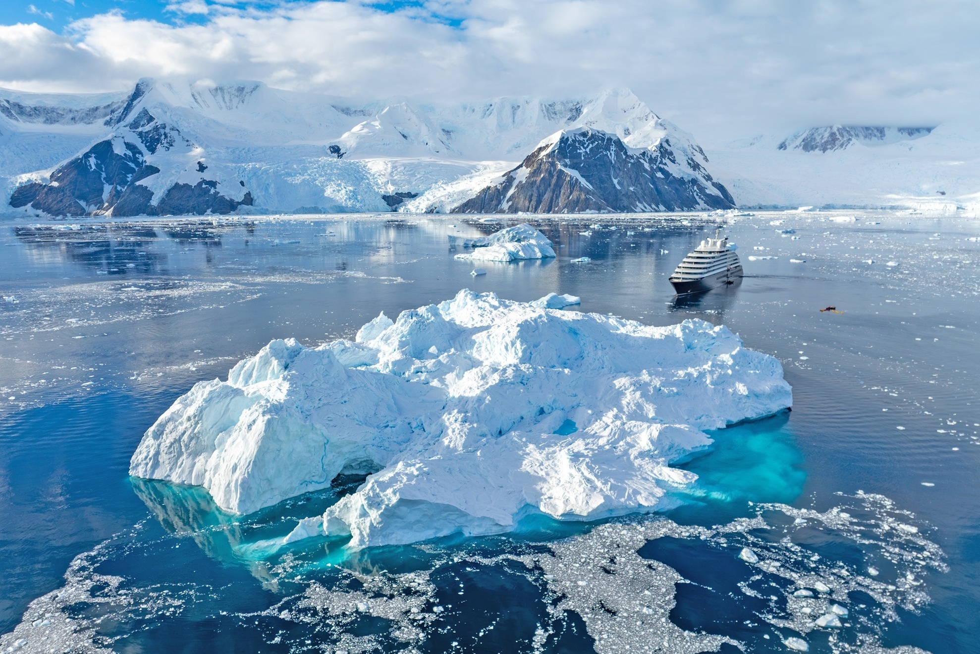 Scenic Cruises umfährt einen Eisberg in der Antarktis. 