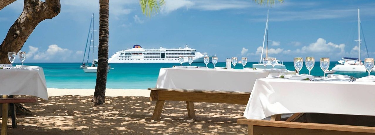 Gedeckte Tische am Strand.