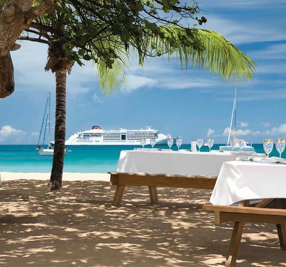 Gedeckte Tische am Strand.