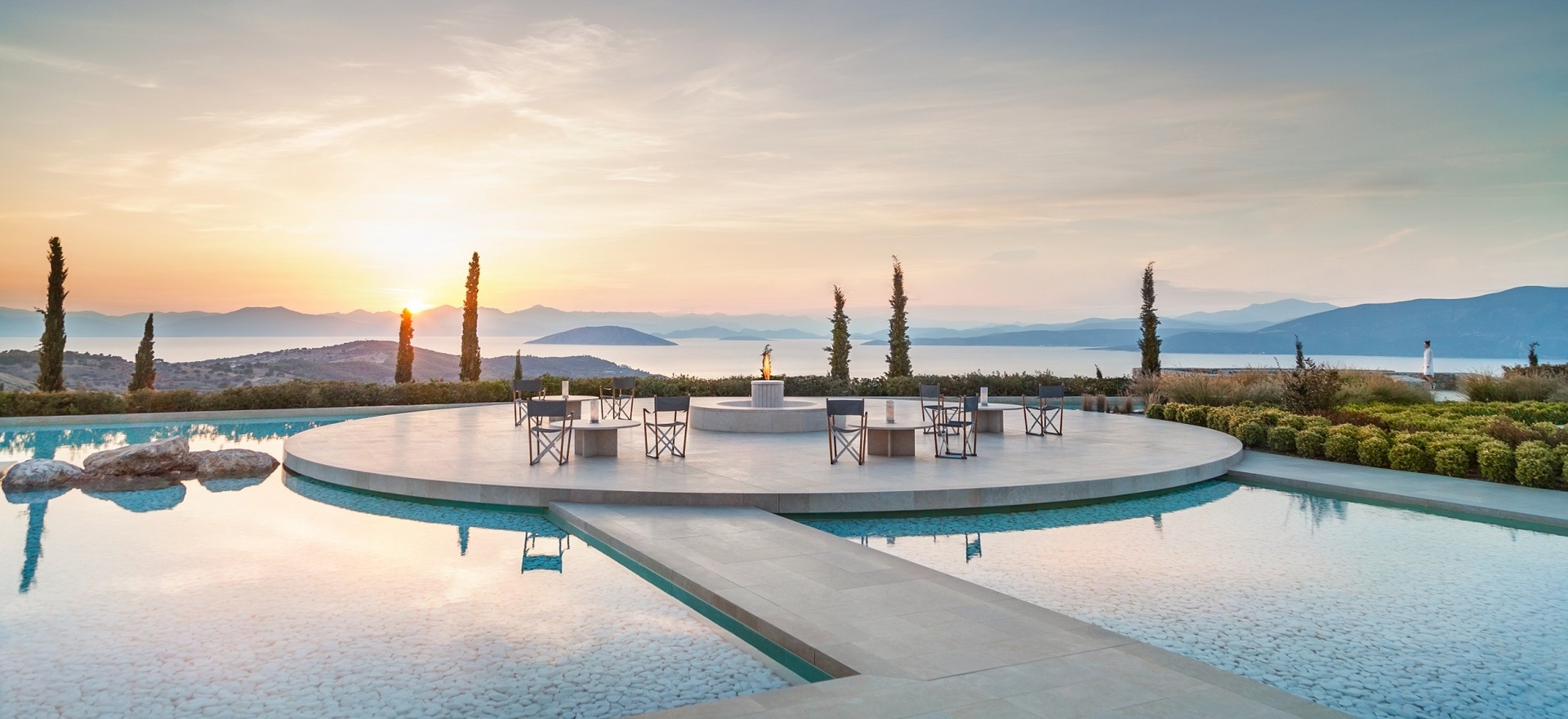 Eine Terasse auf einem Pool