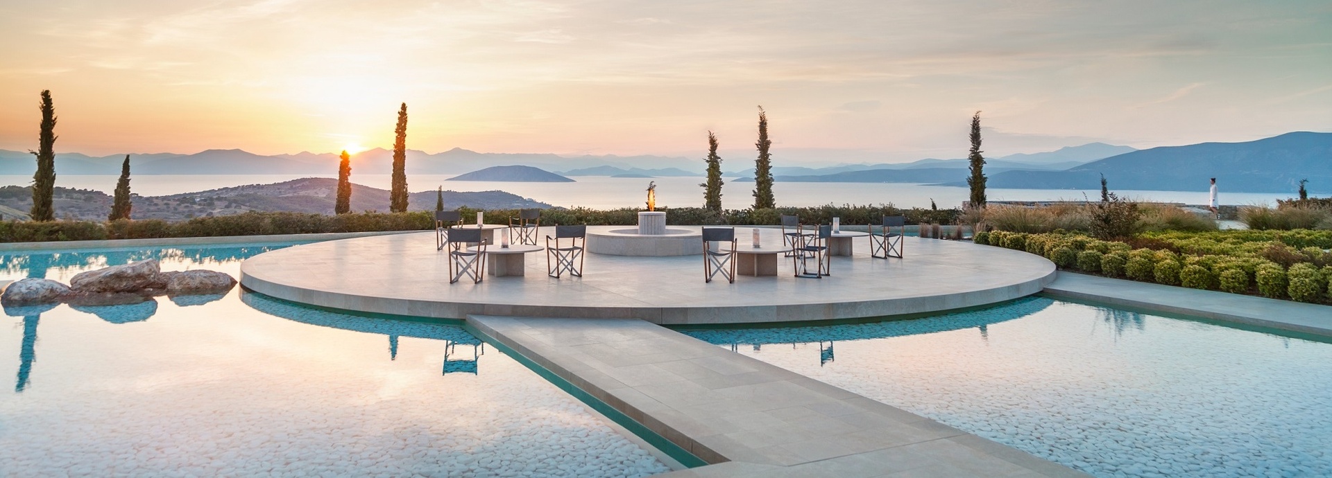 Eine Terasse auf einem Pool