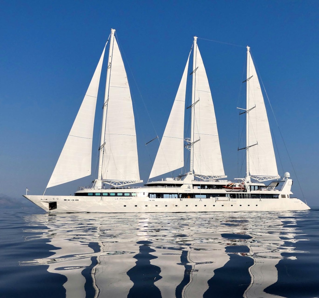 Ein Segelschiff auf dem Wasser.