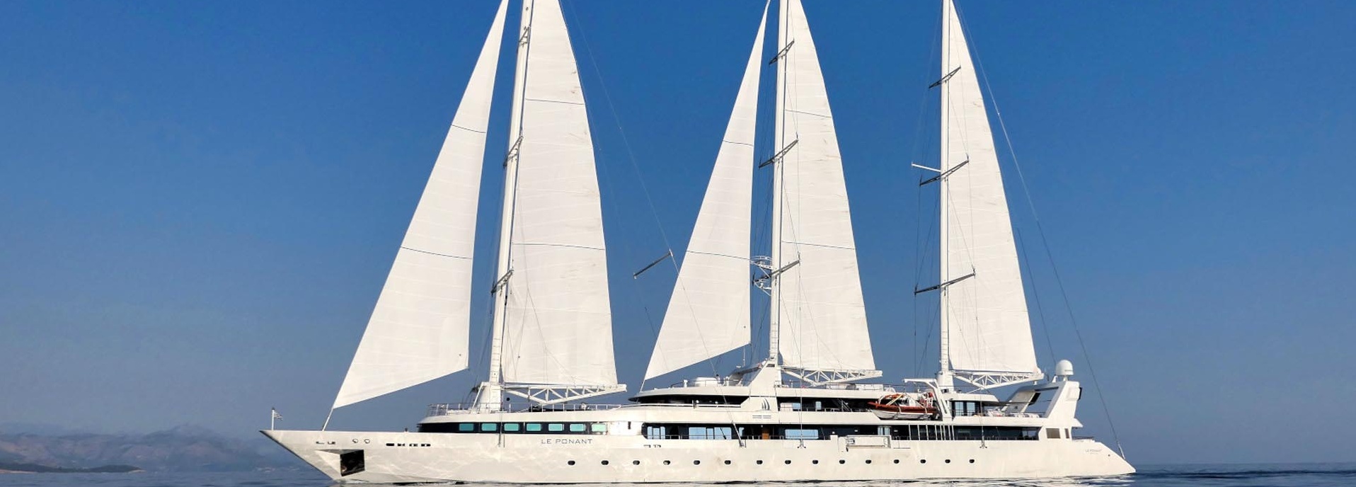 Ein Segelschiff auf dem Wasser.