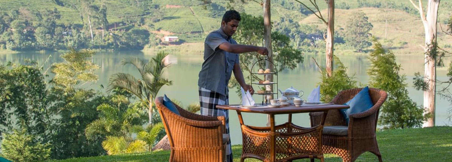 Ein Kellner stehlt Kuchen und Kaffee auf einen Tisch.