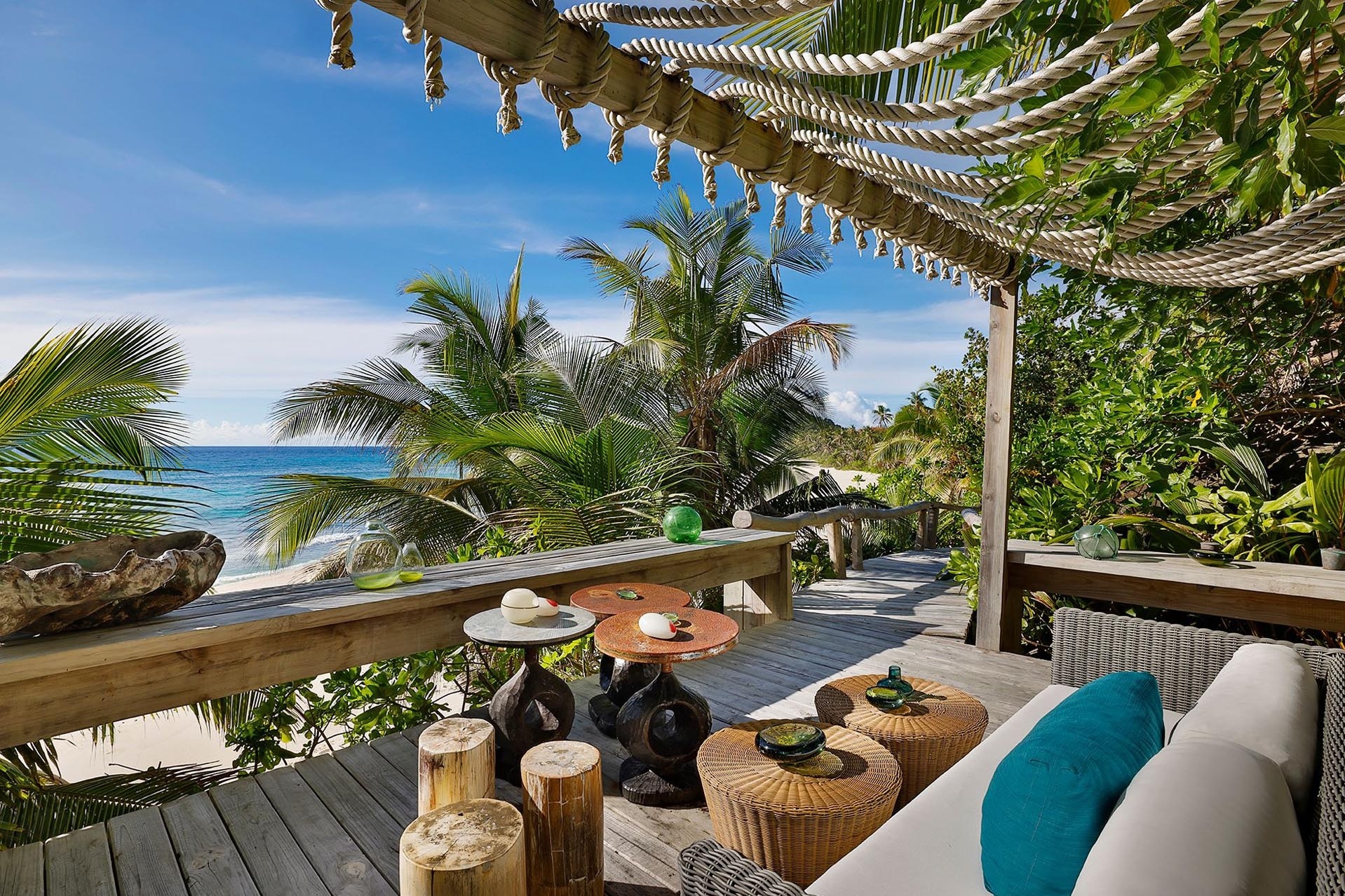 Eine Holzterrasse am Strand.