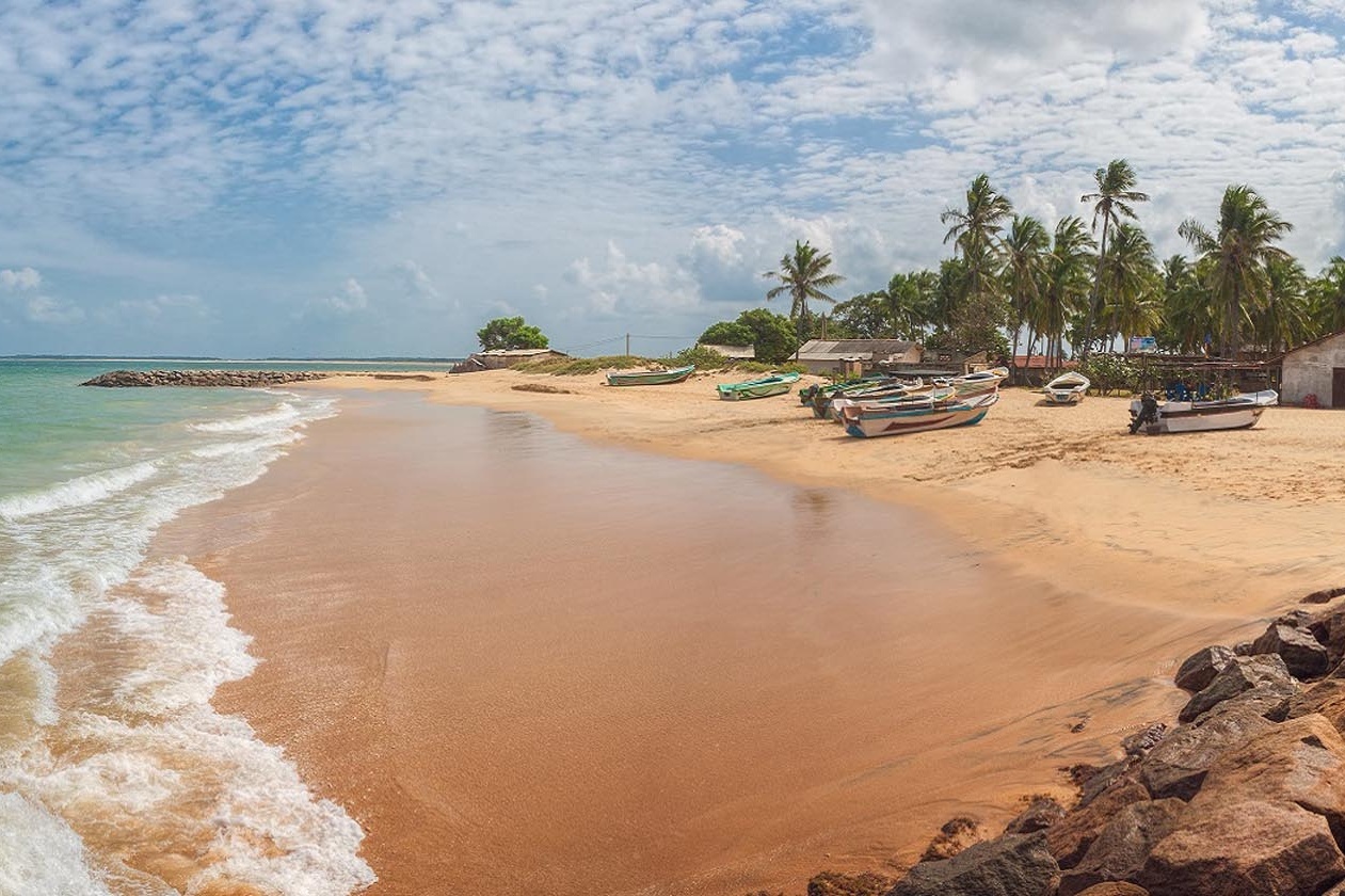 Boote stehen auf einem Strand in Sri Lanka.