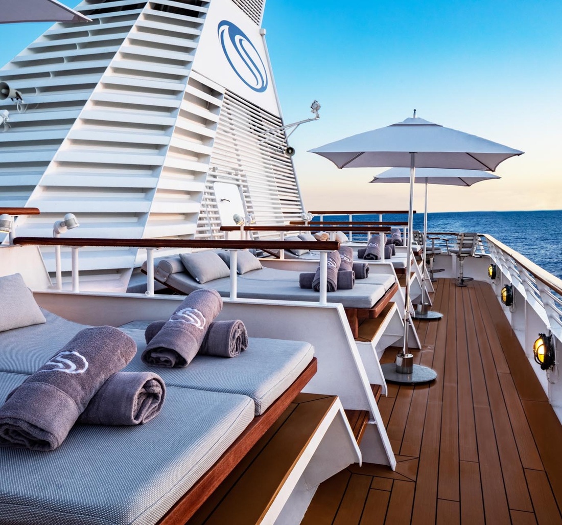 Liegen und Sonnenschirme an Board eines Schiffes.