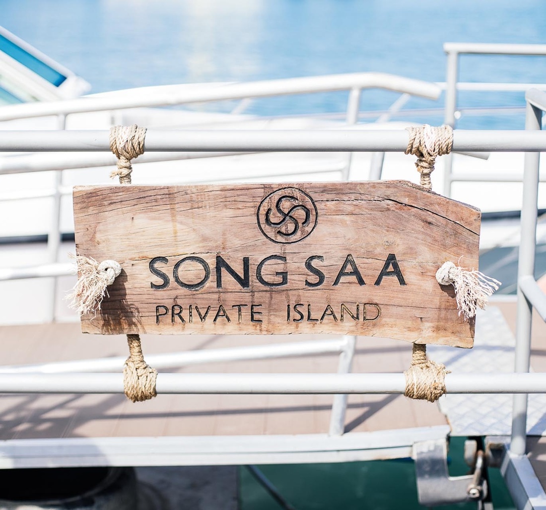 Ein Holzschild mit der Aufschrift "Song Saa Private Island".